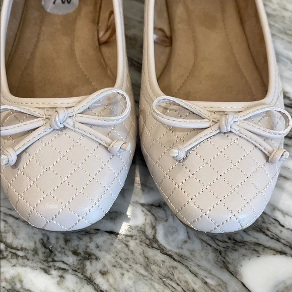 Seychelles Women's Quilted Cream Flats - Picture 4 of 10